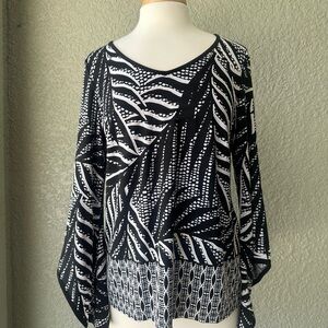Joseph Ribcoff Black & White Women's Top with stitch detailing & great sleeves.
